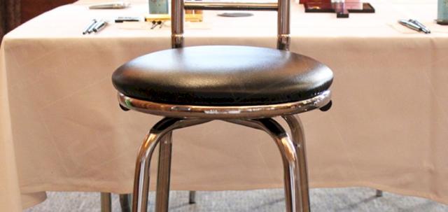 Beauty Event https://d1hcs5uofxldvl.cloudfront.net/furniture-hire-uk/article_additional/beauty-event-1/beauty-event-1-740x350.jpg - Padding seating to keep models comfy.