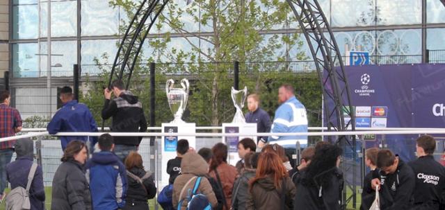 Champions Festival Stratford 2013 https://d1hcs5uofxldvl.cloudfront.net/furniture-hire-uk/article_additional/champ2/champ2-740x350.jpg - Crowds gather to take a peek at the cup.