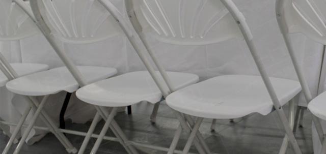Corporate London Lunch https://d1hcs5uofxldvl.cloudfront.net/furniture-hire-uk/article_additional/corporate-lunch-london4/corporate-lunch-london4-740x350.jpg - Warehouse lunch complemented by white folding chairs.