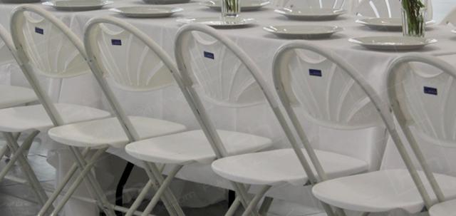 Corporate London Lunch https://d1hcs5uofxldvl.cloudfront.net/furniture-hire-uk/article_additional/corporate-lunch-london7/corporate-lunch-london7-740x350.jpg - Flowers add splashes of colour.