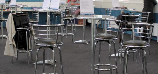 Learning Network https://d1hcs5uofxldvl.cloudfront.net/furniture-hire-uk/article_additional/hackney-learning2/hackney-learning2-740x350.jpg - Smart networking surfaces via our chrome poseur tables.