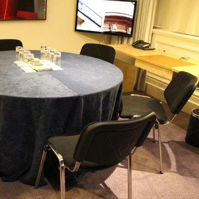 Hotel Meetings and Conferences https://d1hcs5uofxldvl.cloudfront.net/furniture-hire-uk/article_additional/hotel-meetings4/hotel-meetings4.jpg - Refreshment glasses at the ready!