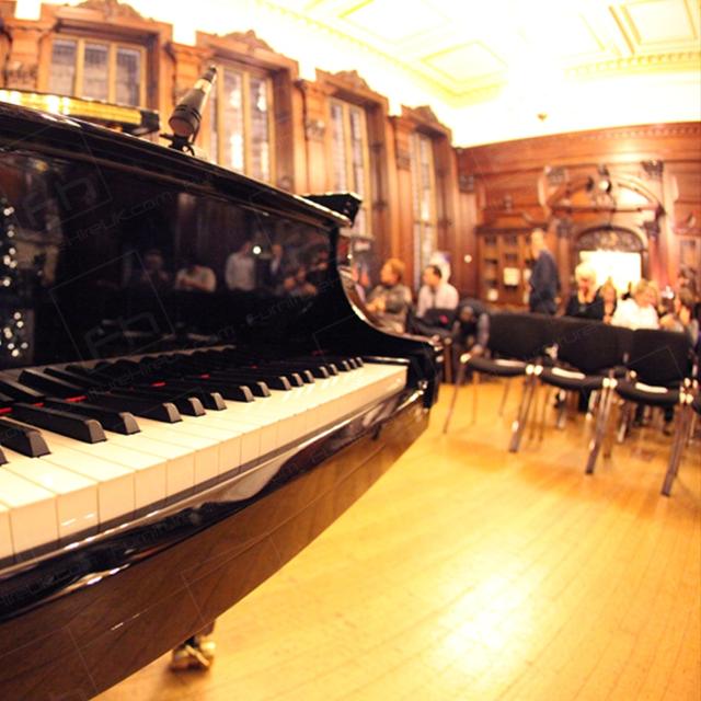 Jamie Cullum Concert https://d1hcs5uofxldvl.cloudfront.net/furniture-hire-uk/article_additional/jamie-cullum-concert4/jamie-cullum-concert4.jpg - Photo-Credit: Harriet Armstrong