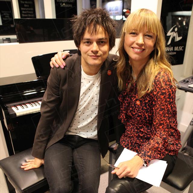 Jamie Cullum Concert https://d1hcs5uofxldvl.cloudfront.net/furniture-hire-uk/article_additional/jamie-cullum-concert8/jamie-cullum-concert8.jpg - Photo-Credit: Harriet Armstrong