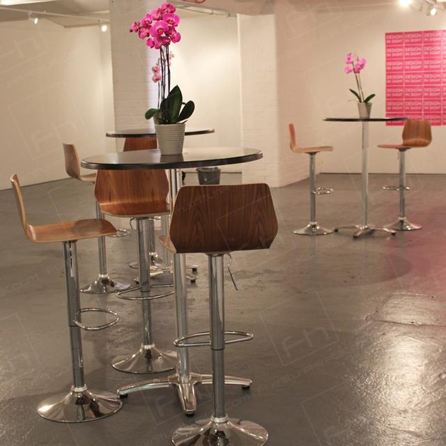 London Art Event https://d1hcs5uofxldvl.cloudfront.net/furniture-hire-uk/article_additional/london-art-event11/london-art-event11.jpg - Chrome bases of seating & tables suit the modern venue.