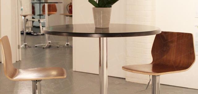 London Art Event https://d1hcs5uofxldvl.cloudfront.net/furniture-hire-uk/article_additional/london-art-event3/london-art-event3-740x350.jpg - Simple table decorations add splashes of colour.