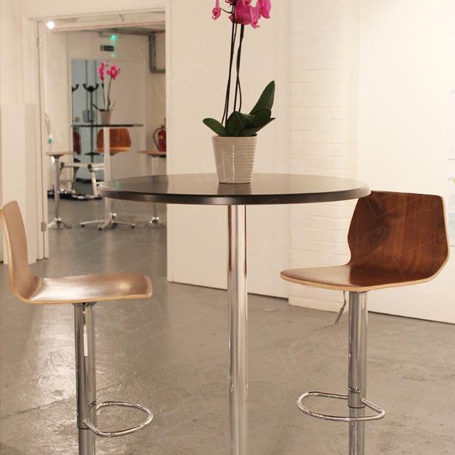 London Art Event https://d1hcs5uofxldvl.cloudfront.net/furniture-hire-uk/article_additional/london-art-event3/london-art-event3.jpg - Simple table decorations add splashes of colour.