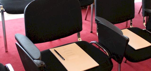 London Lecture https://d1hcs5uofxldvl.cloudfront.net/furniture-hire-uk/article_additional/london-lecture-3/london-lecture-3-740x350.jpg - Folding tablet for versatility. Ideal for meetings and conferences.