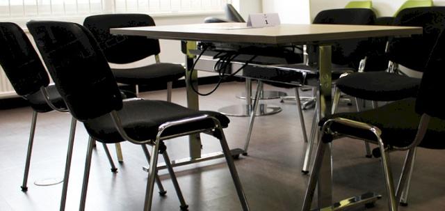 Outsource Your Office Space https://d1hcs5uofxldvl.cloudfront.net/furniture-hire-uk/article_additional/outsourcing-meeting-space/outsourcing-meeting-space-740x350.jpg - Seating arranged so all delegates can see screens & info.