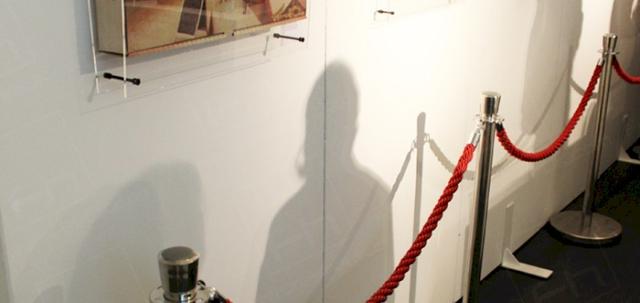 Pizza Exhibition https://d1hcs5uofxldvl.cloudfront.net/furniture-hire-uk/article_additional/pizza-exhibition2/pizza-exhibition2-740x350.jpg - Elegant barriers for those precious exhibits.