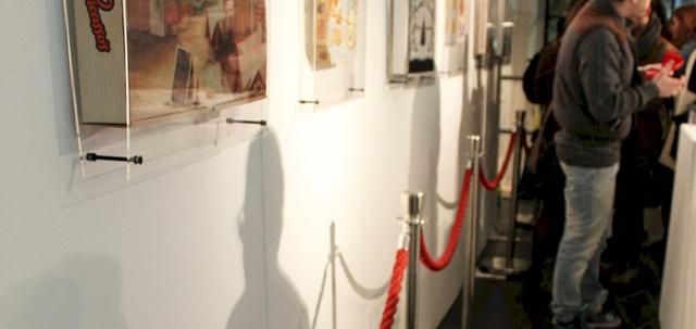 Pizza Exhibition https://d1hcs5uofxldvl.cloudfront.net/furniture-hire-uk/article_additional/pizza-exhibition3/pizza-exhibition3-740x350.jpg - Ropes & poles protecting exhibits.