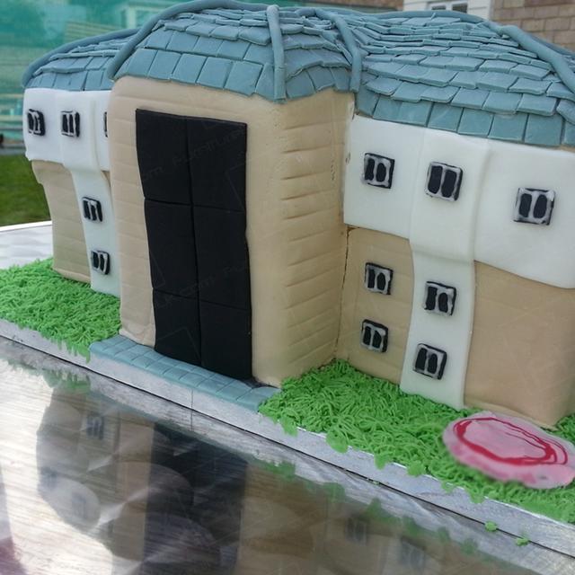 Property Management & Furniture Hire https://d1hcs5uofxldvl.cloudfront.net/furniture-hire-uk/article_additional/property-management4/property-management4.jpg - Cake prepared for flats' opening day.