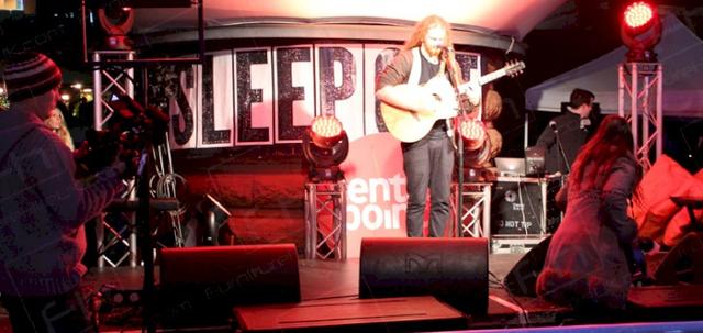 Centrepoint Sleep Out 2013 https://d1hcs5uofxldvl.cloudfront.net/furniture-hire-uk/article_additional/sleep-out4/sleep-out4-740x350.jpg - Guitarist & singer Newton Faulkner takes to the stage.
