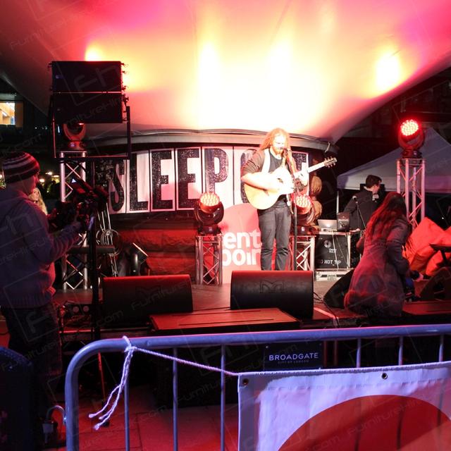 Centrepoint Sleep Out 2013 https://d1hcs5uofxldvl.cloudfront.net/furniture-hire-uk/article_additional/sleep-out4/sleep-out4.jpg - Guitarist & singer Newton Faulkner takes to the stage.