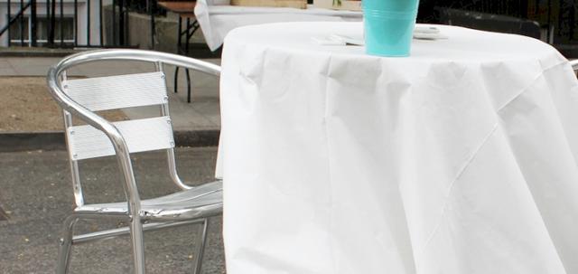 Street Party https://d1hcs5uofxldvl.cloudfront.net/furniture-hire-uk/article_additional/street-party11/street-party11-740x350.jpg - Outdoor table decor is simple & stylish.