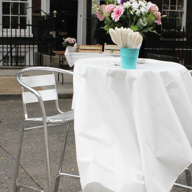 Street Party https://d1hcs5uofxldvl.cloudfront.net/furniture-hire-uk/article_additional/street-party11/street-party11.jpg - Outdoor table decor is simple & stylish.