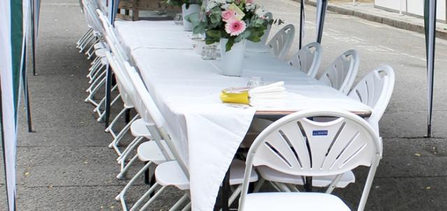 Street Party https://d1hcs5uofxldvl.cloudfront.net/furniture-hire-uk/article_additional/street-party7/street-party7-740x350.jpg - White linen & seating for a summer picnic vibe.