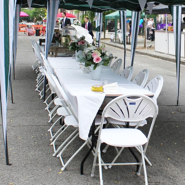 Street Party https://d1hcs5uofxldvl.cloudfront.net/furniture-hire-uk/article_additional/street-party7/street-party7.jpg - White linen & seating for a summer picnic vibe.