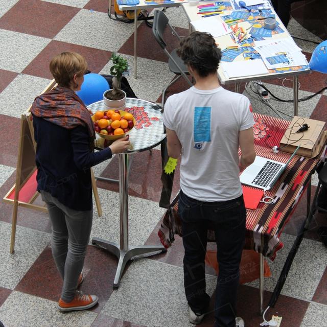 Roadshow https://d1hcs5uofxldvl.cloudfront.net/furniture-hire-uk/article_additional/strike-a-pose-roadshow7/strike-a-pose-roadshow7.jpg - Chrome furniture for shopping mall event location.
