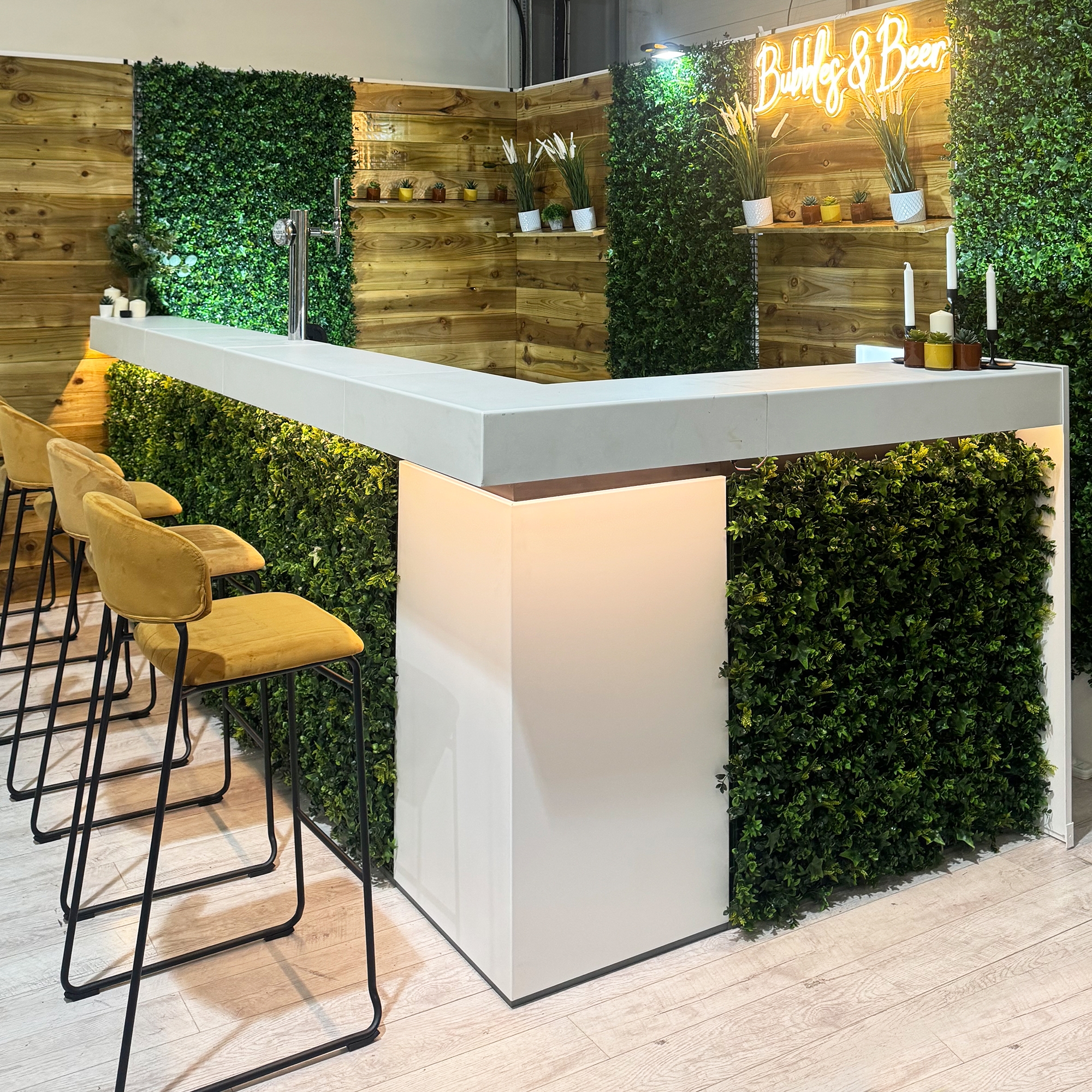3.5m Box Hedge Corner Bar with Backwalling 3.5m Box Hedge Corner Bar with Backwalling