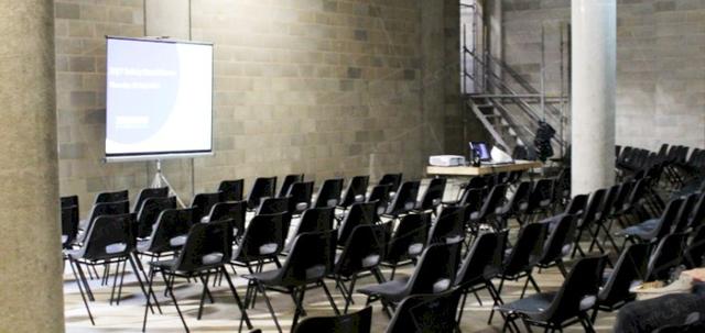 Construction Meeting https://mill-media.s3.eu-west-2.amazonaws.com/furniture-hire-uk/article_additional/construction-meeting2/construction-meeting2-740x350.jpg - Robust seating for building site safety meeting.