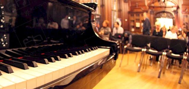 Jamie Cullum Concert https://mill-media.s3.eu-west-2.amazonaws.com/furniture-hire-uk/article_additional/jamie-cullum-concert4/jamie-cullum-concert4-740x350.jpg - Photo-Credit: Harriet Armstrong