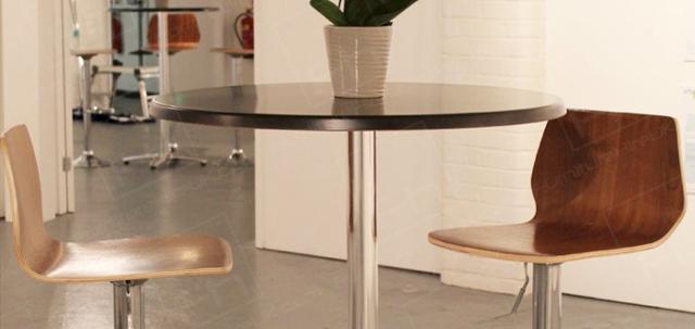 London Art Event https://mill-media.s3.eu-west-2.amazonaws.com/furniture-hire-uk/article_additional/london-art-event3/london-art-event3-740x350.jpg - Simple table decorations add splashes of colour.