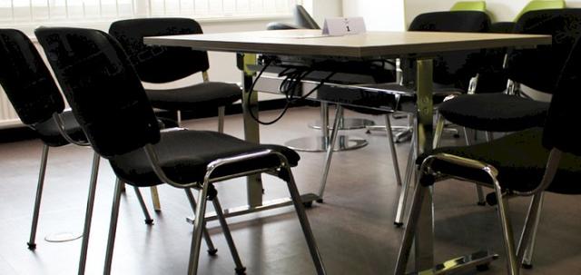 Outsource Your Office Space https://mill-media.s3.eu-west-2.amazonaws.com/furniture-hire-uk/article_additional/outsourcing-meeting-space/outsourcing-meeting-space-740x350.jpg - Seating arranged so all delegates can see screens & info.