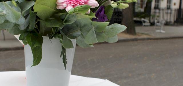 Street Party https://mill-media.s3.eu-west-2.amazonaws.com/furniture-hire-uk/article_additional/street-party2/street-party2-740x350.jpg - Poseur tables accessorised with flowers.