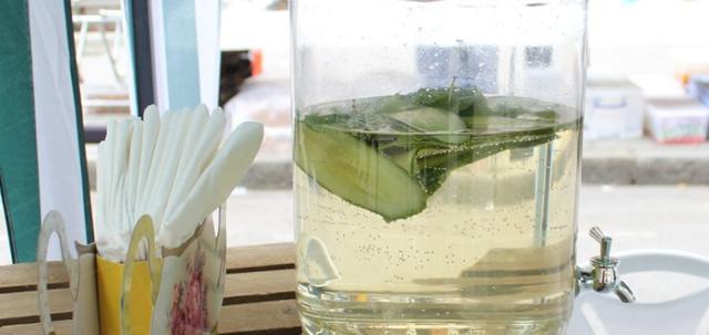 Street Party https://mill-media.s3.eu-west-2.amazonaws.com/furniture-hire-uk/article_additional/street-party8/street-party8-740x350.jpg - Refreshments to keep cool.