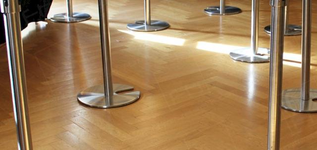 Crowd Control at Fashion Events https://mill-media.s3.eu-west-2.amazonaws.com/furniture-hire-uk/article_additional/stretch-barriers-and-luxury-goods/stretch-barriers-and-luxury-goods-740x350.jpg - Smart queuing system for those premium occasions.
