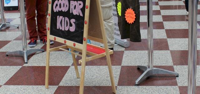 Roadshow https://mill-media.s3.eu-west-2.amazonaws.com/furniture-hire-uk/article_additional/strike-a-pose-roadshow6/strike-a-pose-roadshow6-740x350.jpg - Versatile poseur tables for roadshow displays.