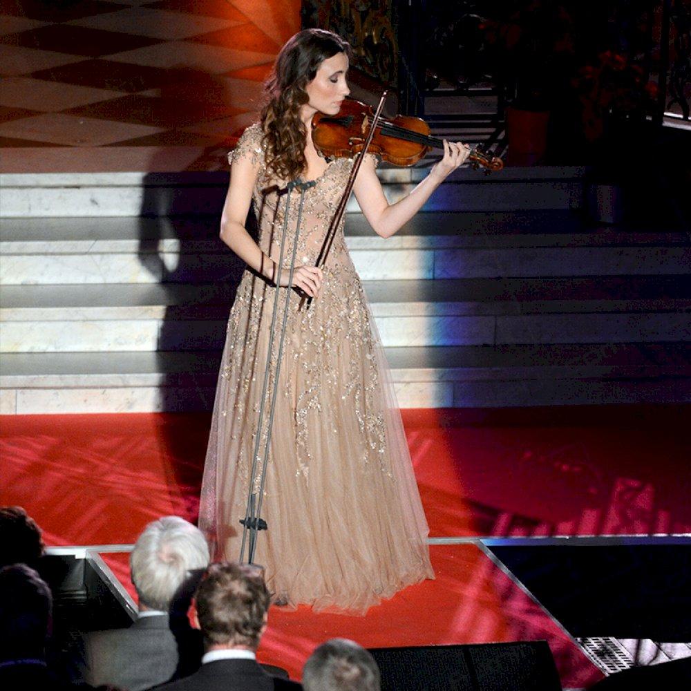 Award winning violinist Jennifer Pike performs.