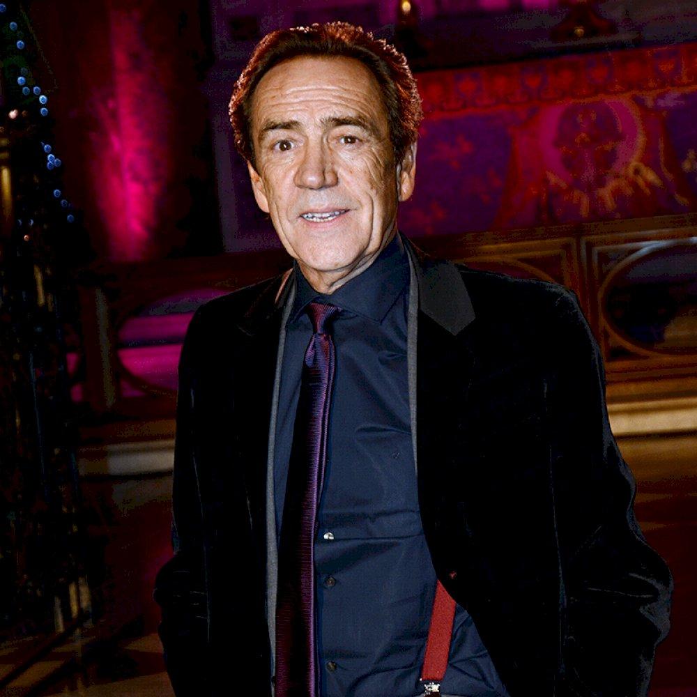 Seasoned actor Robert Lindsay entertains guests.